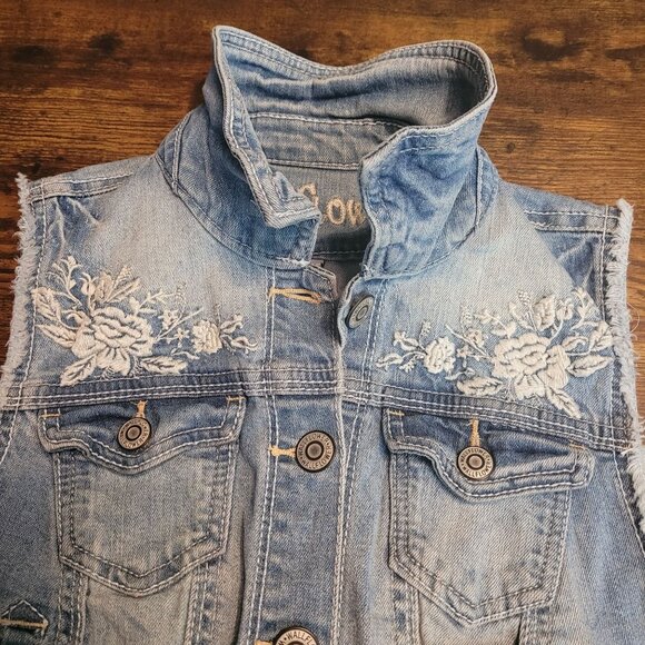 Wallflower Denim Vest M Floral Embroidered Ripped Medium Light Wash Fray Detail - Picture 4 of 8